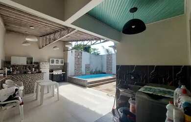 Imagem: A casa possui 3 Dormitórios, 3 Banheiros, 2 Vagas na garagem