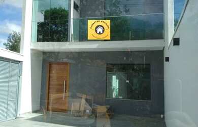 Imagem: A casa possui 3 Dormitórios, 1 Banheiro, 3 Vagas na garagem