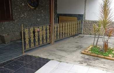 Imagem: A casa possui 5 Dormitórios, 2 Banheiros, 4 Vagas na garagem