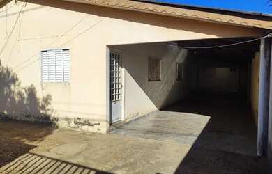 Imagem: A casa possui 4 Dormitórios, 3 Banheiros, 4 Vagas na garagem