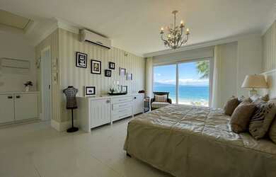 Imagem: A casa possui 4 Dormitórios, 5 Banheiros, 2 Vagas na garagem