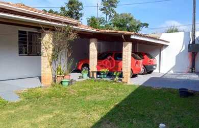 Imagem: A casa possui 3 Dormitórios, 2 Banheiros, 2 Vagas na garagem
