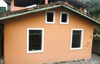 Imagem: A casa possui 3 Dormitórios, 2 Banheiros, 3 Vagas na garagem