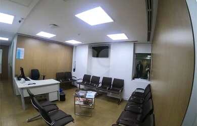 Imagem: A casa possui 1 Dormitório, 4 Banheiros, 4 Vagas na garagem