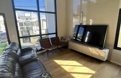 Imagem: A casa possui 3 Dormitórios, 2 Banheiros, 2 Vagas na garagem