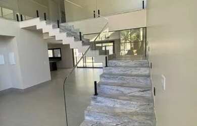 Imagem: A casa em condomínio possui 4 Dormitórios, 5 Banheiros, 2