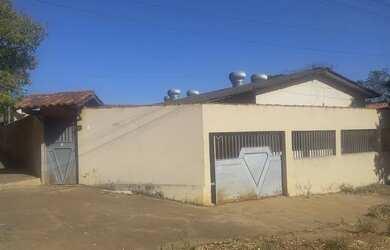 Imagem: A casa possui 3 Dormitórios, 2 Banheiros, 2 Vagas na garagem