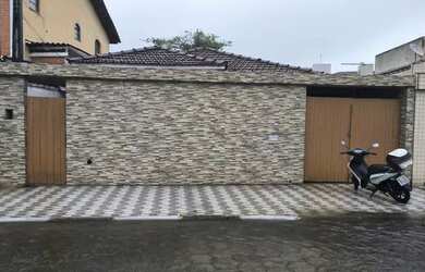 Imagem: A casa possui 2 Dormitórios, 1 Banheiro, 2 Vagas na garagem