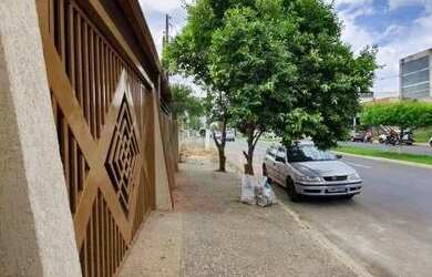 Imagem: A casa possui 3 Dormitórios, 3 Banheiros, 180m² de Área e