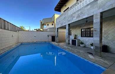 Imagem: A casa possui 5 Dormitórios, 5 Banheiros, 4 Vagas na garagem