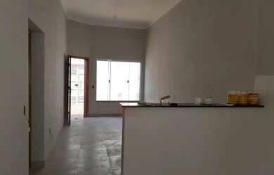 Imagem: A casa possui 2 Dormitórios, 1 Banheiro, 2 Vagas na garagem