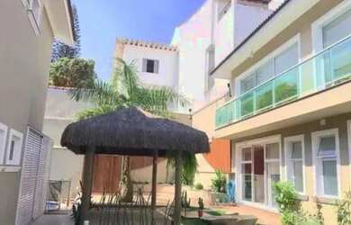 Imagem: A casa possui 4 Dormitórios, 3 Banheiros, 5 Vagas na garagem