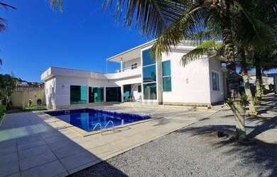 Imagem: A casa possui 4 Dormitórios, 4 Banheiros, 3 Vagas na garagem