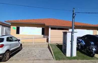 Imagem: A casa em condomínio possui 3 Dormitórios, 1 Banheiro, 2 Vagas