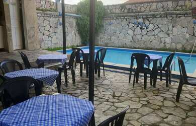 Imagem 2: Espaço para pequenos eventos no Janga com piscina e churrasqueira