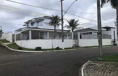 Imagem: A casa possui 4 Dormitórios, 4 Banheiros, 4 Vagas na garagem