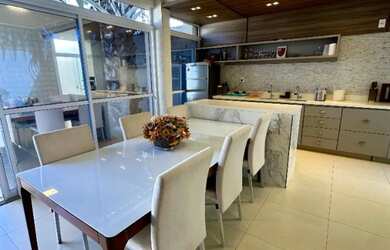 Imagem: A casa possui 3 Dormitórios, 4 Banheiros, 2 Vagas na garagem