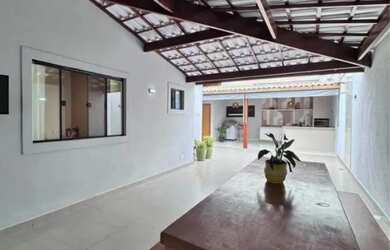 Imagem: A casa possui 3 Dormitórios, 2 Banheiros, 2 Vagas na garagem