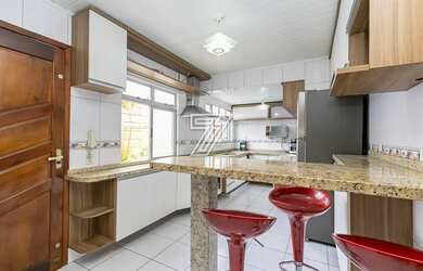 Imagem: A casa possui 3 Dormitórios, 1 Banheiro, 2 Vagas na garagem