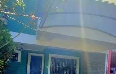 Imagem: A casa possui 3 Dormitórios, 3 Banheiros, 2 Vagas na garagem