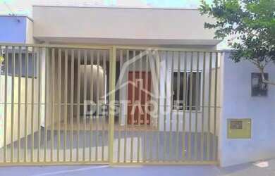 Imagem: A casa possui 2 Dormitórios, 1 Banheiro, 2 Vagas na garagem