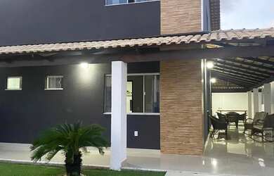 Imagem: A casa possui 4 Dormitórios, Acomodam 15 pessoas, 2 Vagas na