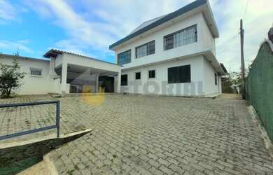 Imagem: A casa possui 4 Dormitórios, 5 Banheiros, 5 Vagas na garagem