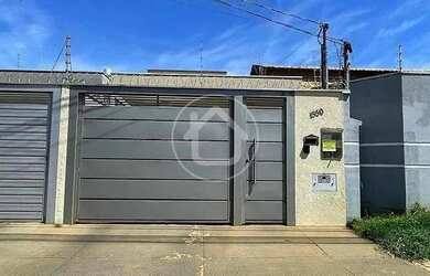 Imagem: A casa possui 3 Dormitórios, 1 Banheiro, 2 Vagas na garagem