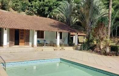 Imagem: A casa possui 3 Dormitórios, 5 Vagas na garagem e 181m² de