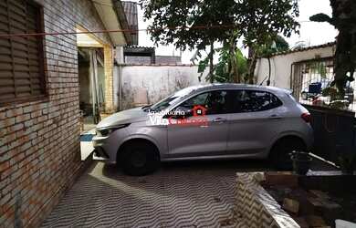 Imagem: A casa possui 4 Dormitórios, 2 Banheiros, 1 Vaga na garagem