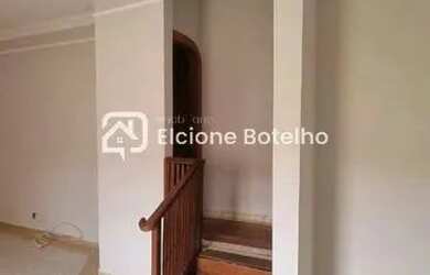 Imagem: A casa possui 5 Dormitórios, 2 Banheiros, 2 Vagas na garagem