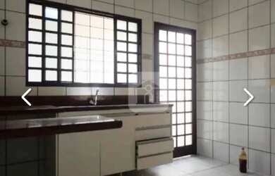 Imagem: A casa possui 3 Dormitórios, 2 Banheiros, 2 Vagas na garagem