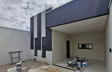 Imagem: A casa possui 3 Dormitórios, 2 Banheiros, 1 Vaga na garagem