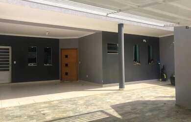 Imagem: A casa possui 3 Dormitórios, 3 Banheiros, 3 Vagas na garagem