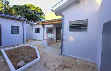 Imagem: A casa possui 1 Dormitório, 1 Banheiro, 1 Vaga na garagem