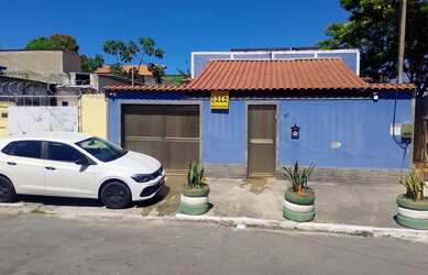 Imagem: A casa possui 3 Dormitórios, 1 Banheiro, 1 Vaga na garagem