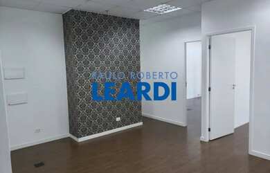 Imagem: O depósito possui 2 Vagas na garagem, 80m² de Área e está