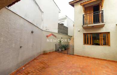 Imagem: A casa possui 4 Dormitórios, 5 Banheiros, 2 Vagas na garagem