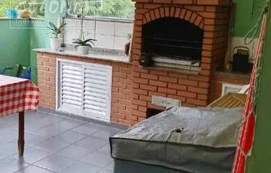 Imagem: A casa possui 3 Dormitórios, 1 Banheiro, 2 Vagas na garagem