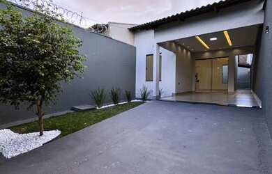 Imagem: A casa possui 3 Dormitórios, 2 Banheiros e 2 Vagas na garagem