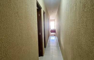 Imagem: A casa possui 3 Dormitórios, 2 Banheiros, 1 Vaga na garagem