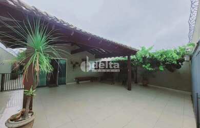 Imagem: A casa possui 4 Dormitórios, 4 Banheiros, 3 Vagas na garagem