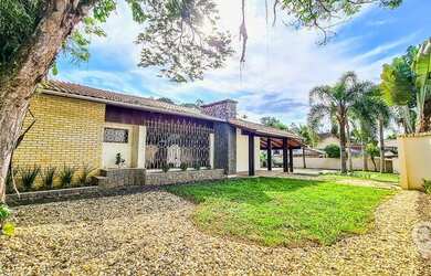 Imagem: A casa possui 3 Dormitórios, 5 Banheiros, 2 Vagas na garagem