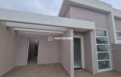 Imagem: A casa possui 3 Dormitórios, 2 Banheiros, 2 Vagas na garagem