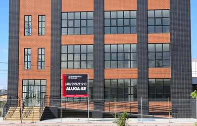 Imagem: O depósito possui 5 Vagas na garagem e 2450m² de Área e está