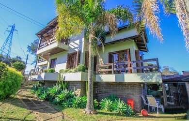 Imagem: A casa possui 4 Dormitórios, 5 Banheiros, 3 Vagas na garagem