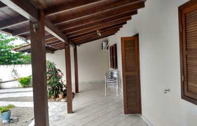 Imagem: A casa possui 3 Dormitórios, 2 Banheiros, 1 Vaga na garagem