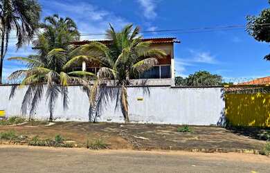 Imagem: A casa possui 3 Dormitórios, 3 Banheiros, 5 Vagas na garagem