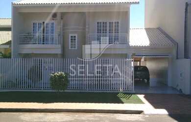 Imagem: A casa possui 3 Dormitórios, 3 Banheiros, 4 Vagas na garagem