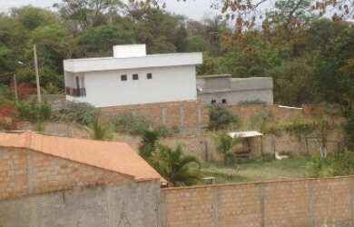 Imagem: O terreno possui 600m² de Área e está localizado em Tropical